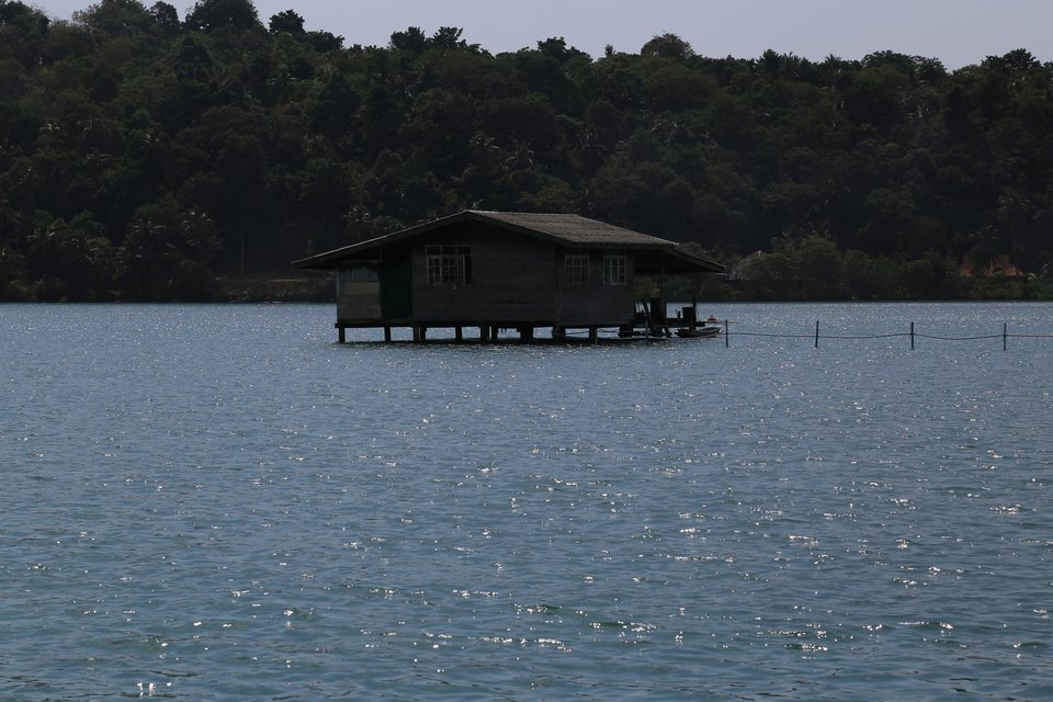 Pfahlhaus im Meer
