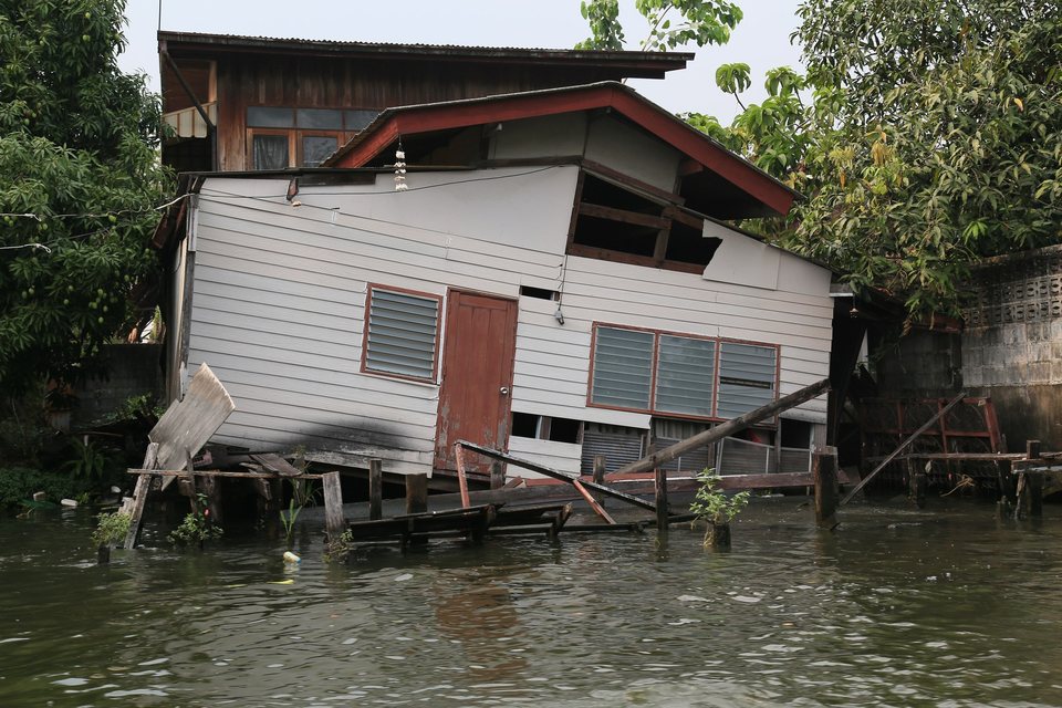 Schiefes Haus am Khlong