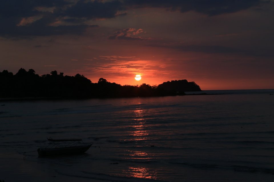 Rote Sonne über der Insel